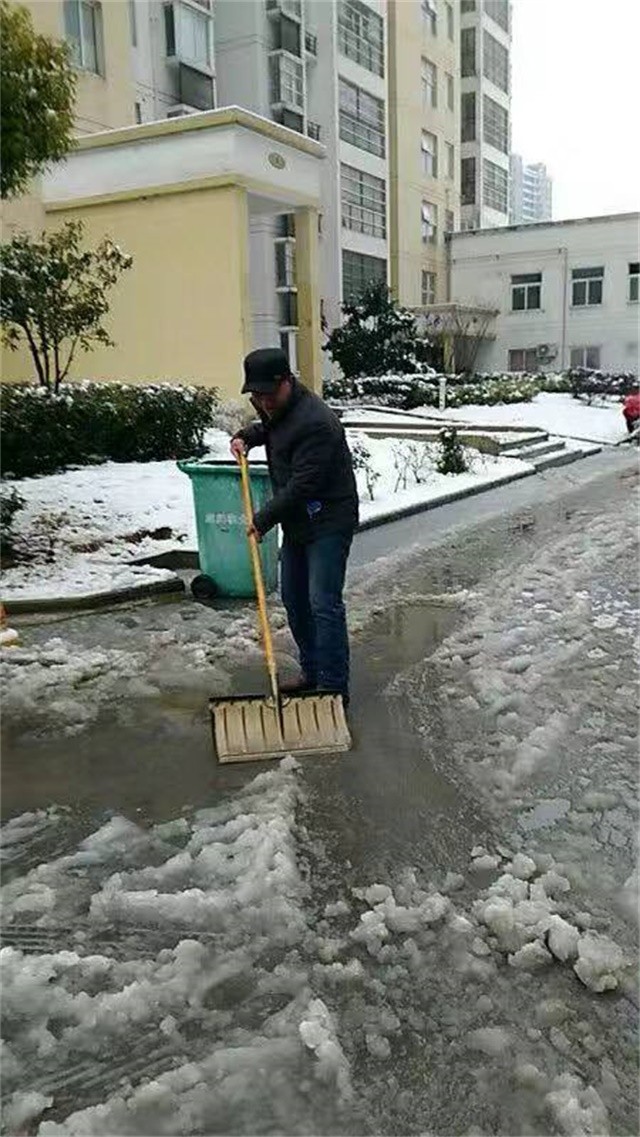 清掃路面積雪